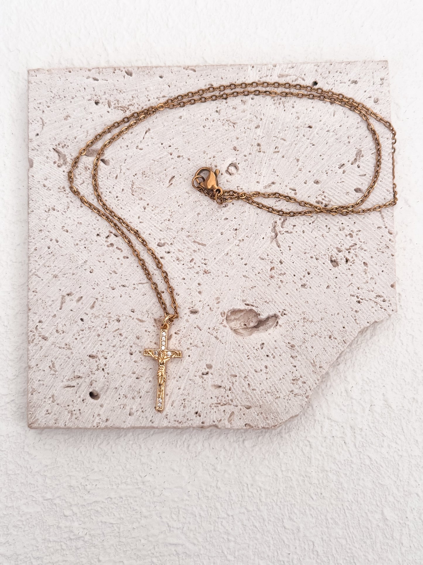 Crucifijo pequeño Necklace