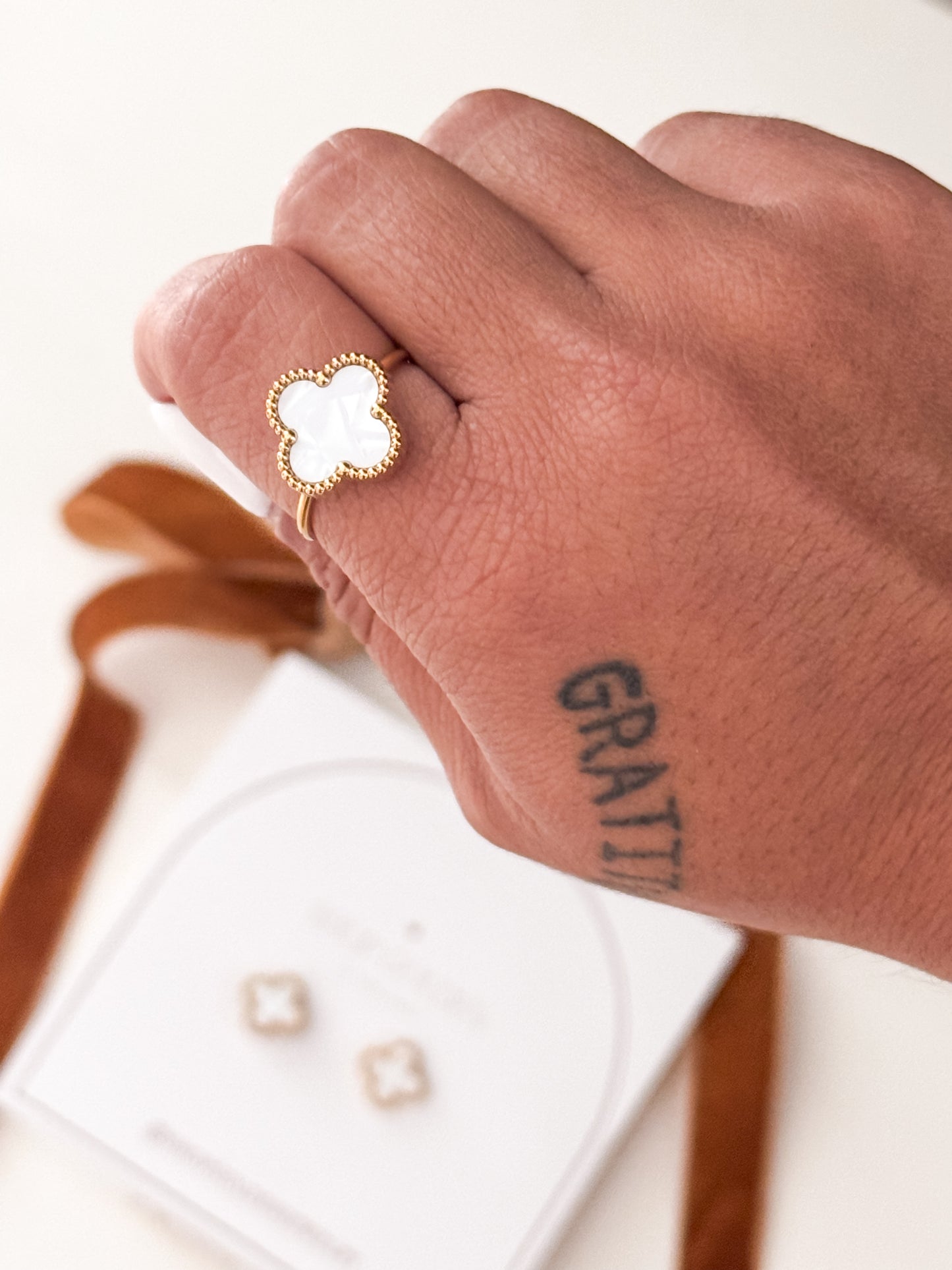 Clover white Ring