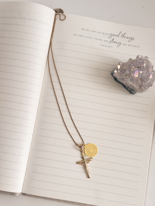 Crucifijo Necklace
